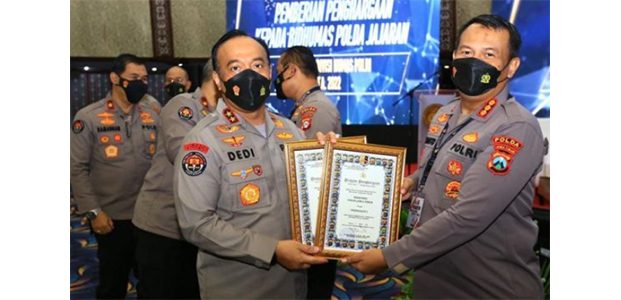 Top! Bid Humas Polda Jatim Raih 2 Penghargaan dari Div Humas Mabes Polri Top! Bid Humas Polda Jatim Raih 2 Penghargaan dari Div Humas Mabes Polri