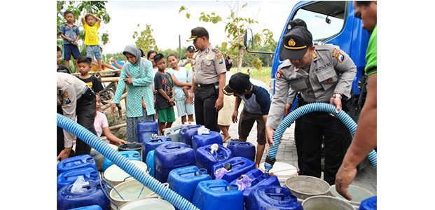 Polisi Dulure Dewe, Kembali Kirim Bantuan Air Bersih di Ngraho Bojonegoro Polisi Dulure Dewe, Kembali Kirim Bantuan Air Bersih di Ngraho Bojonegoro