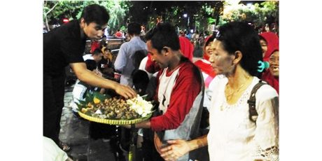 Risma Urung ‘Nyagub’ ke DKI, Warga Surabaya Gelar Syukuran dengan Polo Pendhem