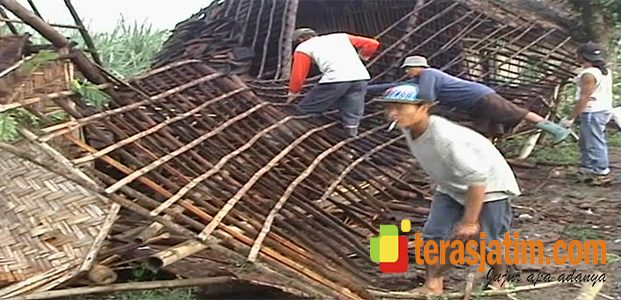 Puting Beliung Ngamuk di Wilayah Blitar Puting Beliung Ngamuk di Wilayah Blitar