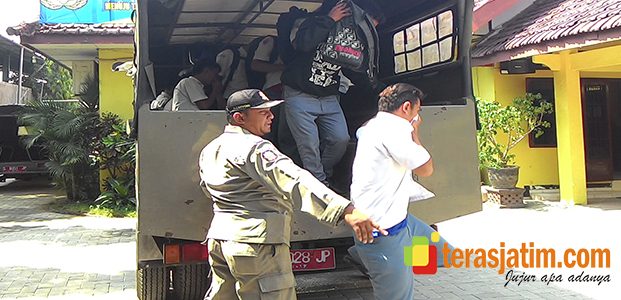 Bolos di Warung, Puluhan Pelajar Dirazia Pol-PP Bolos di Warung, Puluhan Pelajar Dirazia Pol-PP