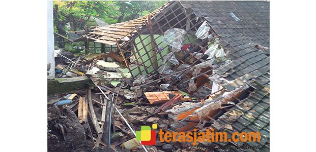 Hujan Deras Tanah Longsor, Rumah Ambruk Timbun 2 Anak Hujan Deras Tanah Longsor, Rumah Ambruk Timbun 2 Anak