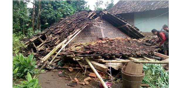 Angin Kencang Robohkan Rumah Warga di Ngrayun Ponorogo Angin Kencang Robohkan Rumah Warga di Ngrayun Ponorogo
