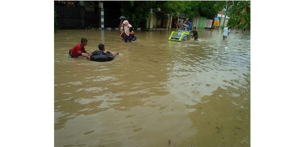 Sungai Kemuning Meluap, Ribuan Rumah di Sampang Terendam Banjir Sungai Kemuning Meluap, Ribuan Rumah di Sampang Terendam Banjir