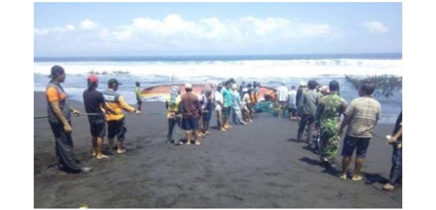 Perahu Terbalik, 7 Santri Ponpes Langitan Hilang di Bengawan Solo Perahu Terbalik, 7 Santri Ponpes Langitan Hilang di Bengawan Solo