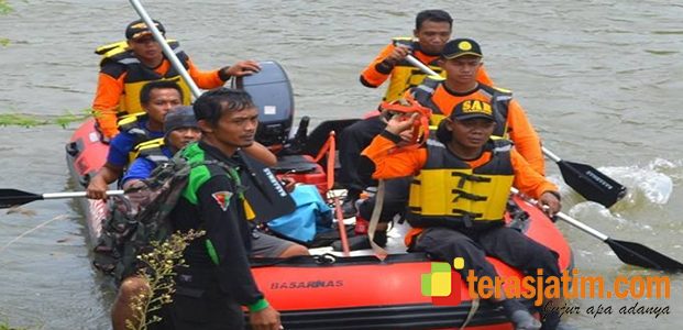 Tim SAR Cari Jasad Pencari Ikan di Kali Brantas Tim SAR Cari Jasad Pencari Ikan di Kali Brantas