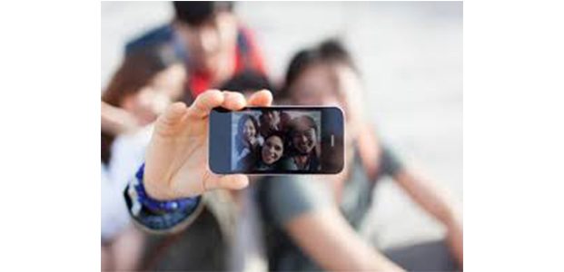 Merasa Wajah Berbeda Saat Foto Selfie? Ini Alasannya Merasa Wajah Berbeda Saat Foto Selfie? Ini Alasannya