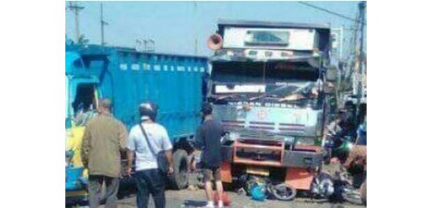 Truk Fuso Seruduk 7 Kendaraan, 1 Orang Tewas Terlindas Truk Fuso Seruduk 7 Kendaraan, 1 Orang Tewas Terlindas