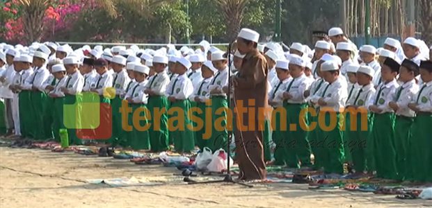 Minta Hujan, Siswa-Siswi Madrasah Gelar Sholat Istisqo Minta Hujan, Siswa-Siswi Madrasah Gelar Sholat Istisqo