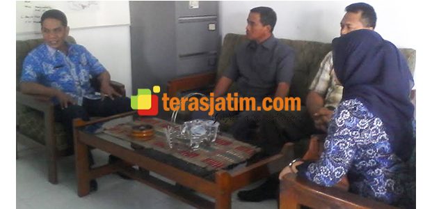 Pungli KTP Hingga 4,5 Juta Rupiah, DPRD Banyuwangi Datangi Kelurahan Mandar Pungli KTP Hingga 4,5 Juta Rupiah, DPRD Banyuwangi Datangi Kelurahan Mandar