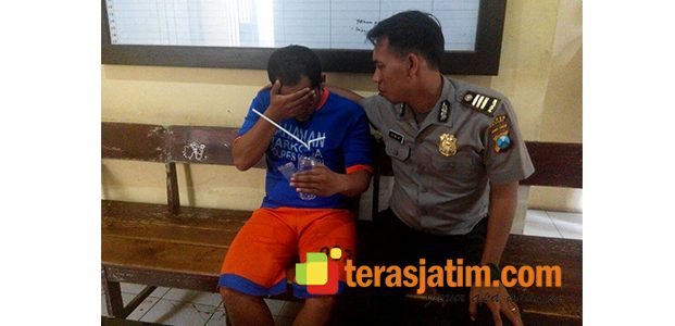 Asyik Nyabu, Seorang Sopir di Kediri Dicokok Polisi Asyik Nyabu, Seorang Sopir di Kediri Dicokok Polisi
