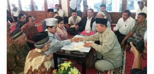 Penuh Haru Saat Tahanan Narkoba ini Menikahi Wanita Pujaannya di Mapolres Banyuwangi Penuh Haru Saat Tahanan Narkoba ini Menikahi Wanita Pujaannya di Mapolres Banyuwangi