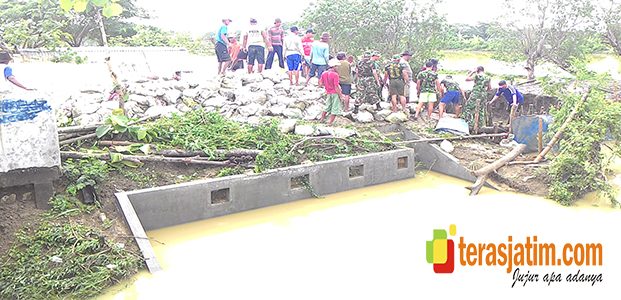 Tanggul Kali Plalangan Jebol, Warga Babat Antisipasi Banjir Tanggul Kali Plalangan Jebol, Warga Babat Antisipasi Banjir