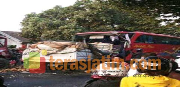 Tabrakan Karambol Bis vs Truk Tabrakan Karambol Bis vs Truk