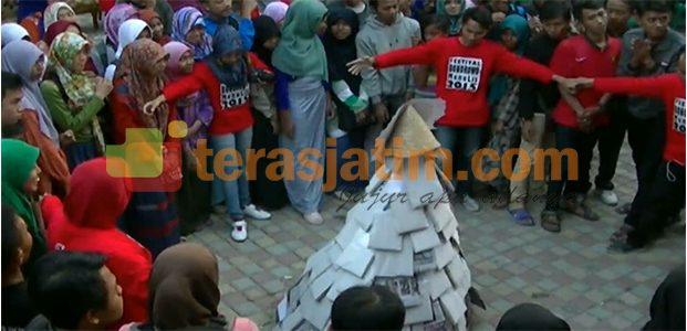 Tumpeng Buku untuk Pertahankan Budaya Tumpeng Buku untuk Pertahankan Budaya