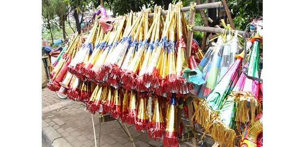 Jelang Tutup Tahun, Penjual Terompet Sudah Mulai Marak Jelang Tutup Tahun, Penjual Terompet Sudah Mulai Marak