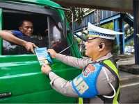 PJR Polda Jatim Tertibkan Truk dan Bus yang Nekat Pakai Lajur Kanan Jalan Tol