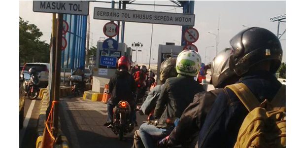 Tradisi ‘Toron’, Ribuan Kendaraan Lintasi Jembatan Suramadu Tradisi ‘Toron’, Ribuan Kendaraan Lintasi Jembatan Suramadu