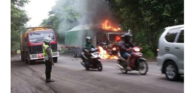 Senggolan Dengan Motor, Truk Fuso Ludes Terbakar di Saradan Madiun Senggolan Dengan Motor, Truk Fuso Ludes Terbakar di Saradan Madiun