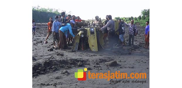 Lereng Gunung Kelud Banjir, 7 Unit Truk Terseret Lahar Dingin Lereng Gunung Kelud Banjir, 7 Unit Truk Terseret Lahar Dingin