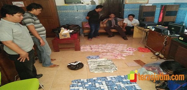 Miliki Uang Palsu Rp. 700 Juta, Warga Tuban Ditangkap Polisi Jombang Miliki Uang Palsu Rp. 700 Juta, Warga Tuban Ditangkap Polisi Jombang