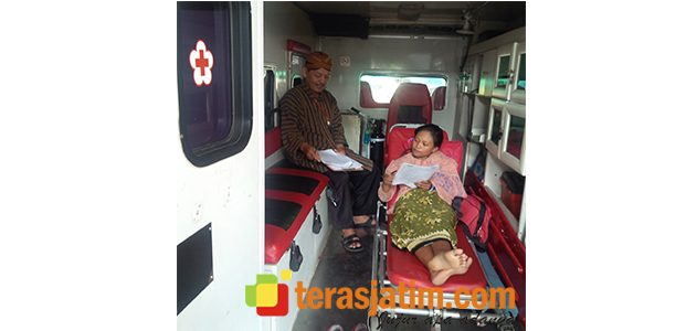 Di Blitar, Siswi Mengerjakan Soal Unas di Dalam Mobil Ambulans Di Blitar, Siswi Mengerjakan Soal Unas di Dalam Mobil Ambulans