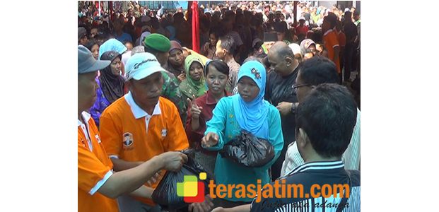 Untuk Dapatkan Bingkisan Zakat, Harus Antre Dari Pagi Untuk Dapatkan Bingkisan Zakat, Harus Antre Dari Pagi